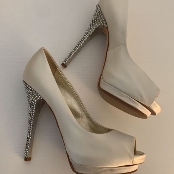 Giuseppe Zanotti Ivory Satin Wedding Peep Toe Crystal Heels Sz EU 37 US 7 Bridal - Picture 11 of 12